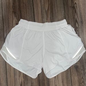 white hotty hot shorts! size 4 4 inch inseasm!